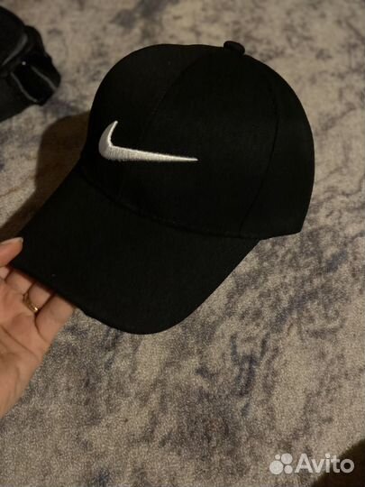 Бейсболка и мужская сумка