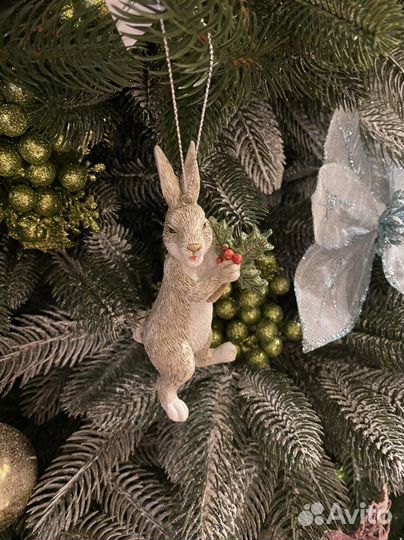 Новогодняя елочная игрушка Заяц с остролистом