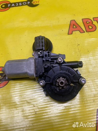 Мотор стеклоподъемника передний правый Toyota Mark