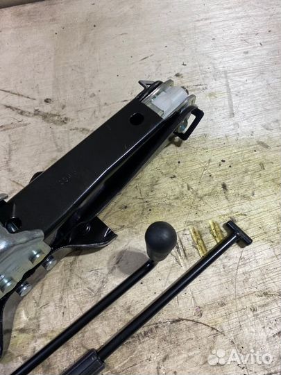 Домкрат Audi A4 8K2 CDH 2007-2011