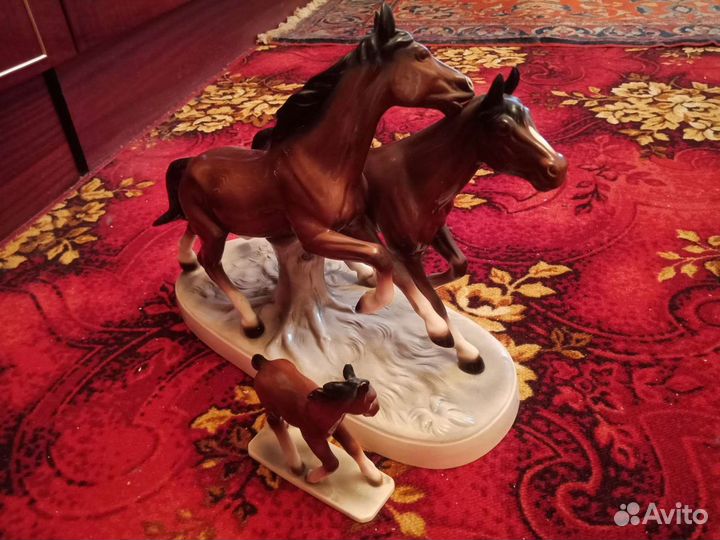 Фарфор.Бегущие кони и жеребенок Германия Hertwig