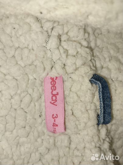 На девочку куртка