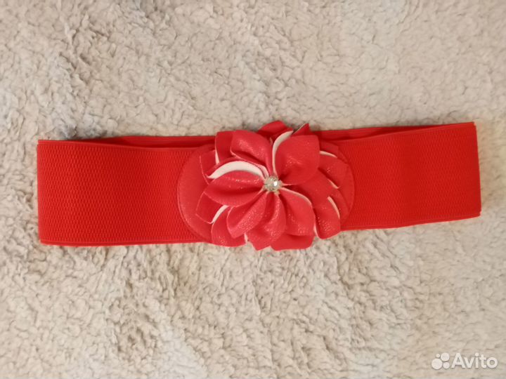 Красный эластичный пояс с кожаным цветком