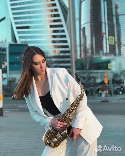 Саксофонист на праздник