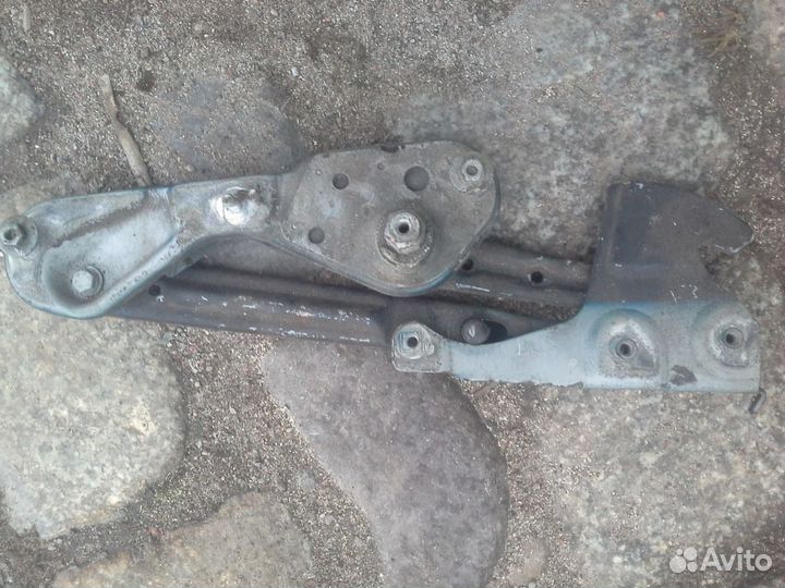 Петля капота Мерседес 140