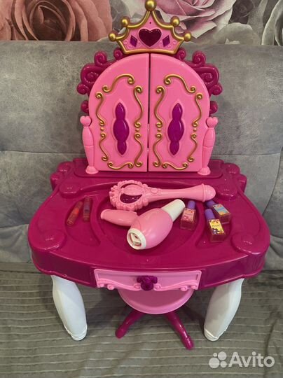 Туалетный столик с зеркалом