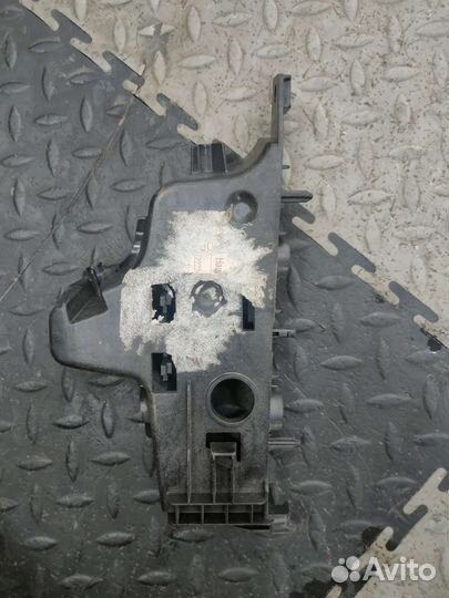 Кронштейн бампера переднего левый audi A3