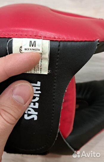 Боксерский шлем и перчатки