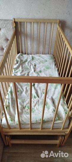 Детская кроватка с маятником