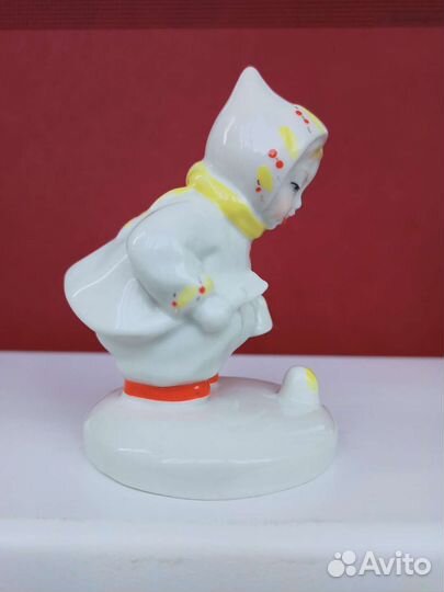 Фарфоровая статуэтка 