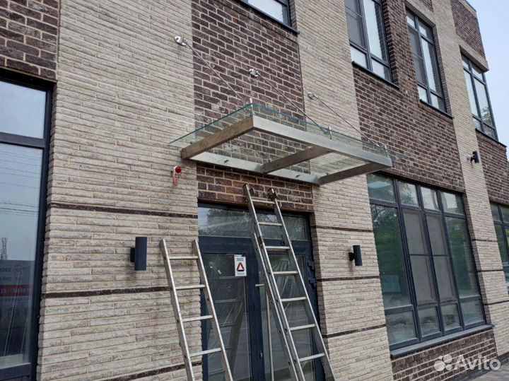 Козырек со стеклом на зажимной профиле