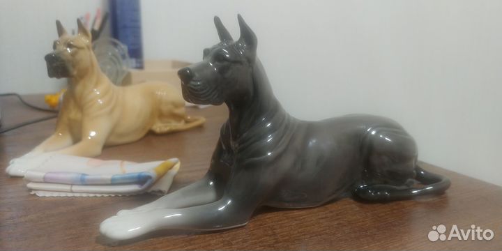 Фарфоровая статуэтка собаки дог