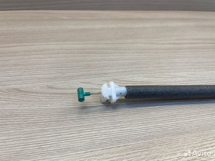 Трос замка двери задний левый Skoda Rapid