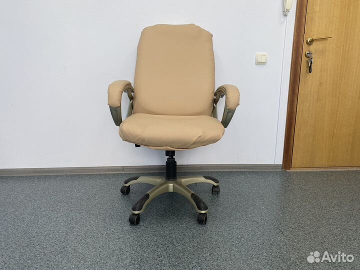 Офисное кресло руководителя