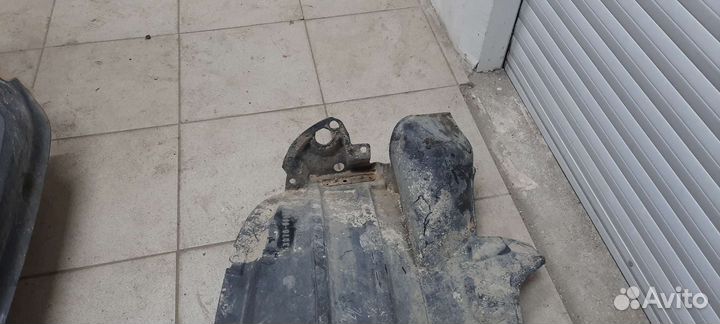 Часть локера пер. Л. Toyota LC200/2014