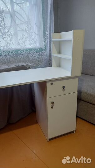 Маникюрный стол бу