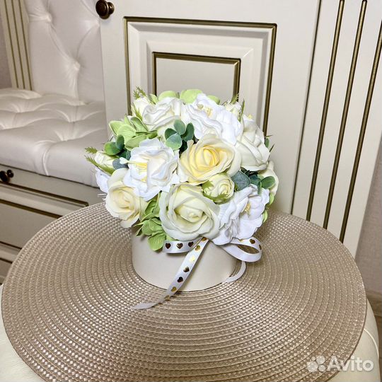 Мыльные розы и камелии в коробке с открыткой