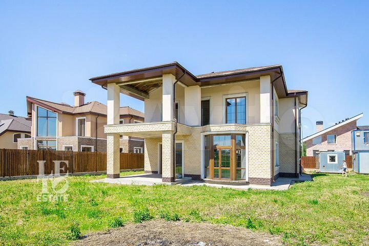 Дом 303 м² на участке 11,8 сот.