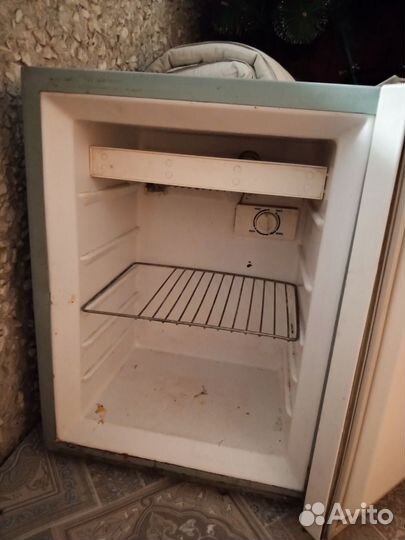 Минихолодильник (не рабочий )