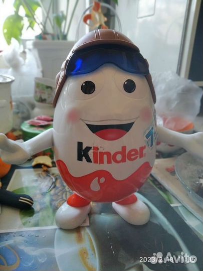 Пластмассовый киндер высотой 25 см