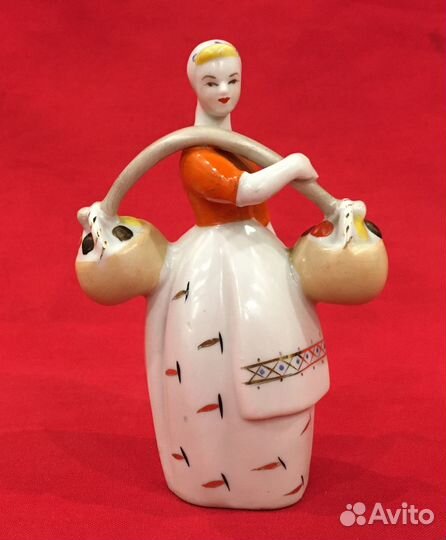 Статуэтка фарфоровая. Девушка с грибами. СССР
