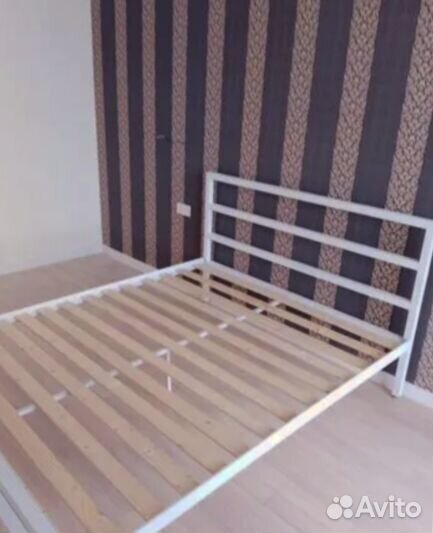Кровать
