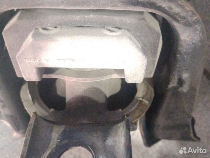 Подушка двигателя правая на тойоту Функарго