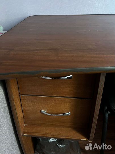 Письменный компьютерный стол