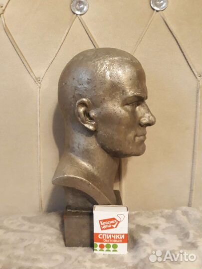 Бюст Маяковского из цветного металла