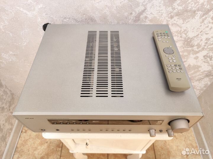 Ресивер Arcam AVR100