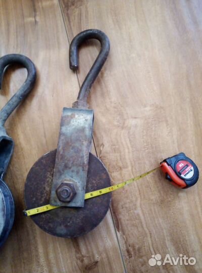 Ролик с крюком d 100 мм