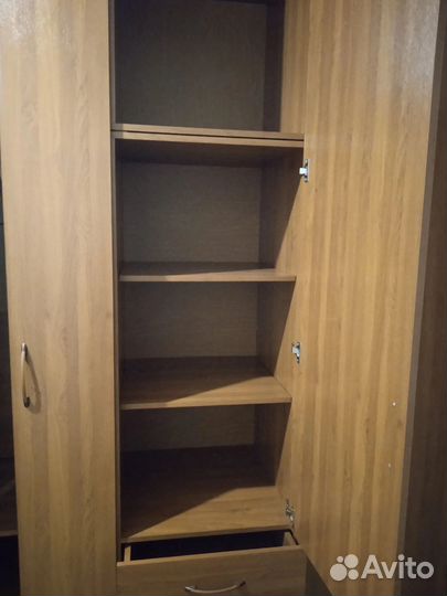 Шкаф платяной