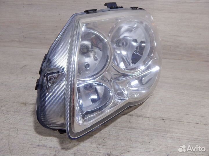 Фара левая Chrysler Voyager 4