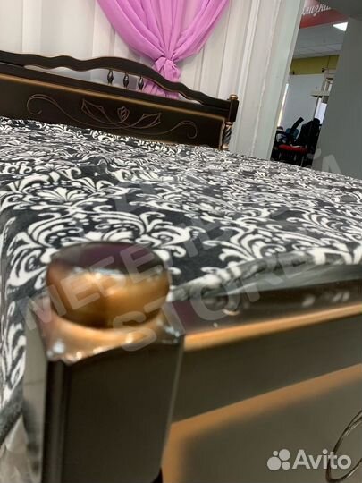 Кровать массив