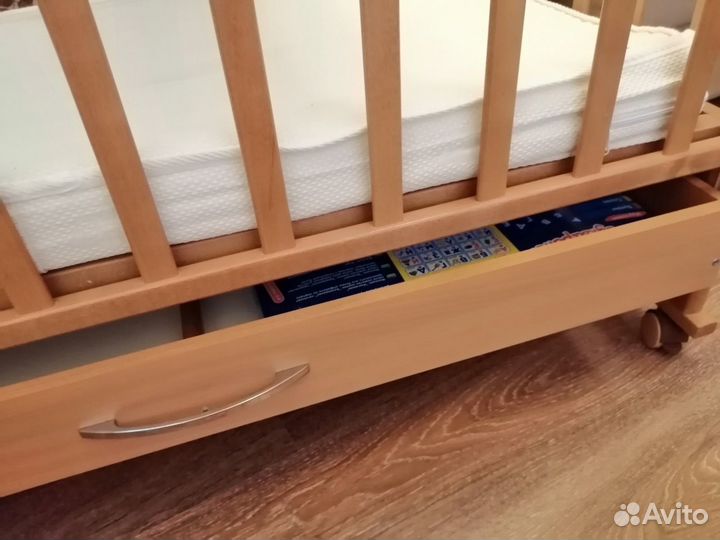 Детская кроватка и пеленальный столик