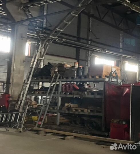 Слесарная зона, верстак слесарный, стеллажи