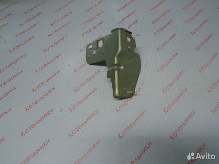 Nissan 62293-BV030 Кронштейн левый