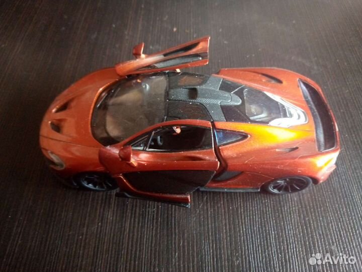 Две машинки модели McLaren