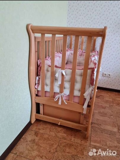 Детская кроватка с поперечным маятником