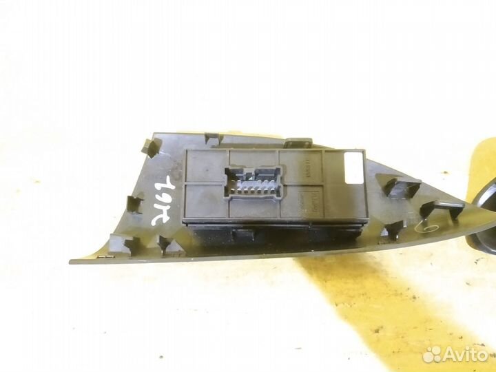 Кнопка стеклоподъемника Nissan Juke ниссан жук