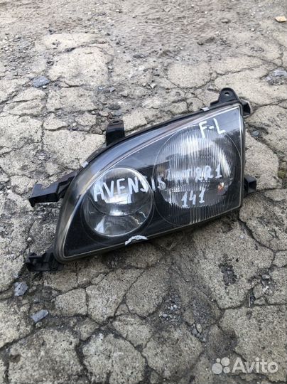 Фара Toyota Avensis t220 лев