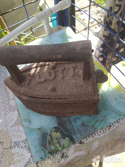 Старинный угольный утюг