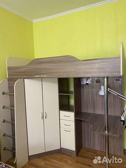 Детская кровать чердак со столом и шкафом