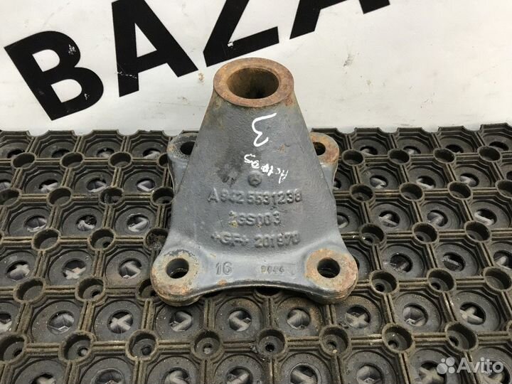 Кронштейн цилиндра подъема кабины