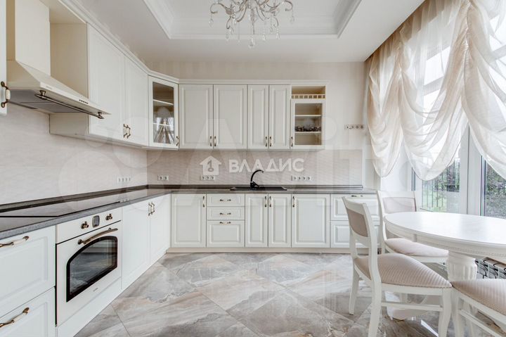 Дом 260 м² на участке 7,6 сот.