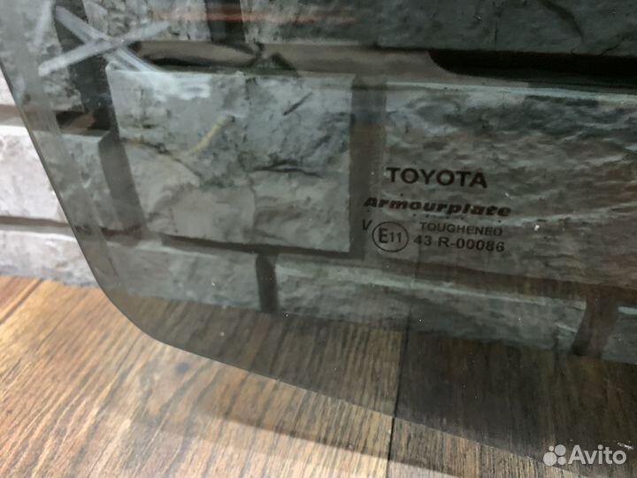 Toyota Hilux Стекло двери задней правой