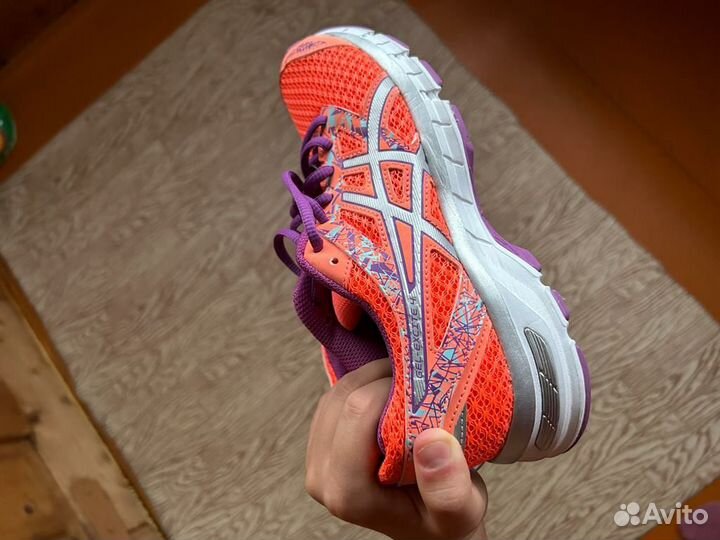 Кроссовки женские 37 размер бу