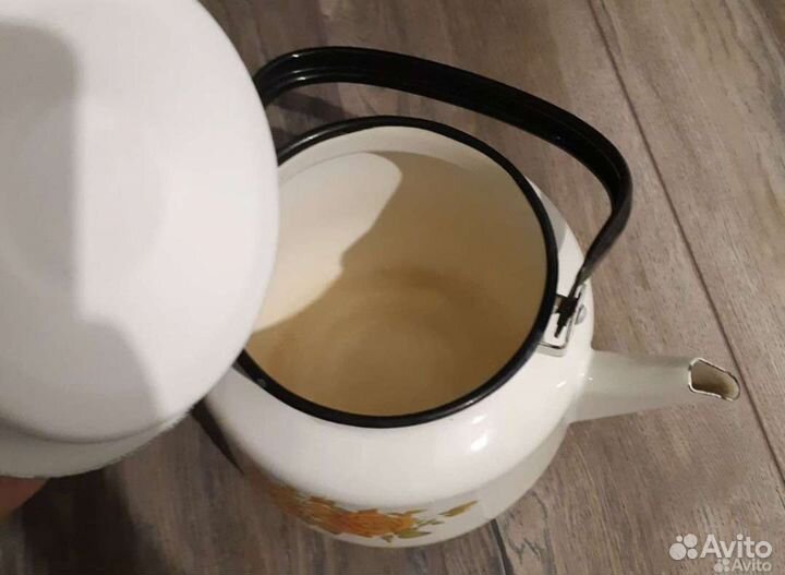 Эмалированный советский чайник