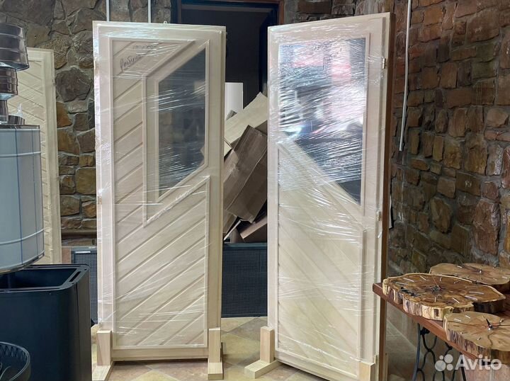 Двери стеклянные деревянные для бани