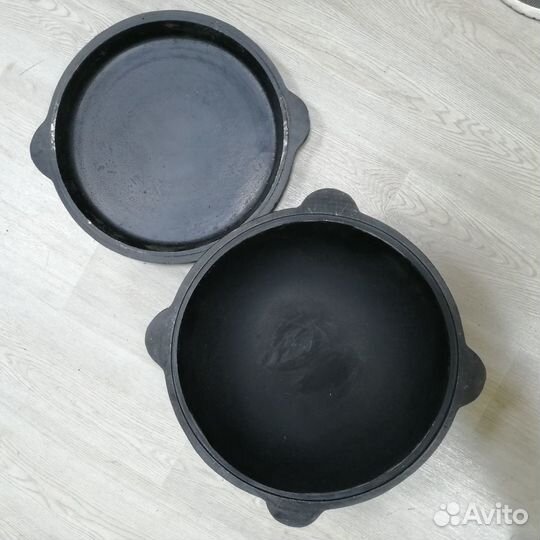 Казан с чугунной крышкой сковородкой